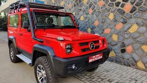 కెమెరాకు చిక్కిన రెడ్ కలర్ ఫోర్స్ గూర్ఖా.. ఇది నిజంగా సూపర్ లుక్ గురూ..!