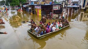 తెలుగు రాష్ట్రాల్లో అకాల వర్షాల భీభత్సం ; భారీ సంఖ్యలో కొట్టుకుపోయిన వాహనాలు
