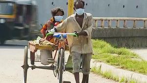 భార్యని 90 కిమీ రిక్షా మీద తీసుకెళ్లిన భర్త.. ఎందుకో తెలుసా ?