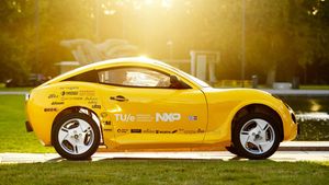 వ్యర్థ పదార్థాలతో స్టూడెంట్స్ చేసిన అద్భుత సృష్టి.. చూసారా..!