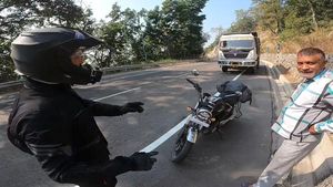 కొత్త బైక్‌ను వెంబడించిన ట్రక్ డ్రైవర్.. తర్వాత ఏం జరిగిందో చూడండి