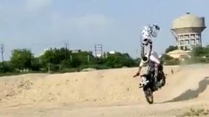 యువకుల ఉత్సాహంతో జరిగిన అపశృతి ; గాలిలోకి ఎగిరిన రాయల్ ఎన్ఫీల్డ్ బుల్లెట్ [వీడియో]