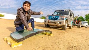 బుల్లెట్ ప్రూఫ్ గ్లాస్‌నే తుక్కు తుక్కు చేసిన టయోటా ఫార్చ్యూనర్ [వీడియో]