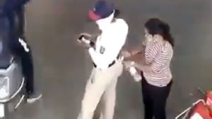 మళ్ళీ బయటపడిన లంచం తీసుకుంటూ దొరికిన పోలీస్ వీడియో.. మీరు చూసారా ? 