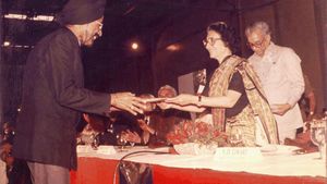 37 సంవత్సరాల క్రితం ఇందిరాగాంధీ అందజేసిన మొదటి మారుతి 800 కారు ఇదే, చూసారా..!