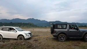 ఎక్స్‌యూవీ 500 ని కాపాడిన మహీంద్రా థార్ ఎస్‌యూవీ, ఎలాగో చూసారా ?