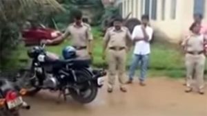 రాయల్ ఎన్‌ఫీల్డ్ బైక్‌లపై విరుచుకుపడుతున్న పోలీసులు.. కారణం ఇదే