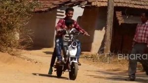 విలేజ్‌లో తయారైన ఈ ఎలక్ట్రిక్ బైక్ ధర చాలా చీప్ గురూ..