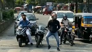 ట్రాఫిక్ సిగ్నెల్‌లో డాన్స్ చేసిన కెటిఎమ్ బైక్ రైడర్ [వీడియో]