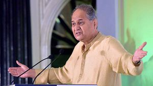 బజాజ్ ఆటో చైర్మన్ పదవికి రాజీనామా చేసిన రాహుల్ బజాజ్.. ఎందుకంటే?