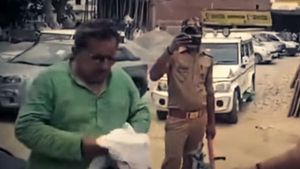 శభాష్ పోలీస్; లాక్‌డౌన్‌లో బయటకు వచ్చిన రాజకీయ నాయకుడికి కూడా రూ. 11,000 జరిమానా