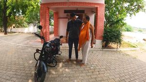 తండ్రికి నచ్చిన బైక్‌ గిఫ్ట్‌గా ఇచ్చిన తనయుడు.. వాహ్ సూపర్  