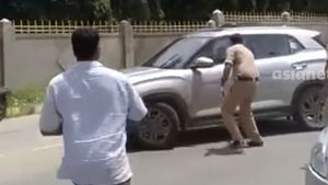 చాకచక్యంగా కిడ్నాపర్ల నుంచి వ్యక్తిని కాపాడిన పోలీసులు [వీడియో]