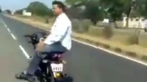 ఇదేందబ్బా ఇది.. రైడర్ లేని బైకా.. లేక దెయ్యం నడుపుతోందా..?
