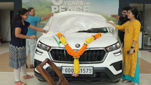 తండ్రికి Skoda Kusaq గిఫ్ట్‌గా ఇచ్చిన కొడుకు [వీడియో]