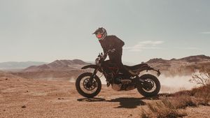 భారత్‍లో విడుదలైన 'Ducati Scrambler Desert Sled Fasthouse' బైక్: ధర రూ. 10.99 లక్షలు
