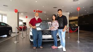 'సౌరభ్ శుక్లా' కొనుగోలు కొత్త జర్మన్ లగ్జరీ కార్.. ఇదే: చూసారా..!!