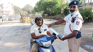 ట్రాఫిక్ రూల్స్ అతిక్రమిస్తే, పోలీసైతే ఏంటి..? తప్పదు జరిమానా