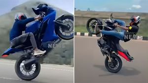కళ్ళు తిరిగే బైక్ స్టంట్స్, కట్ చేస్తే.. డ్రైవింగ్ లైసెన్స్ క్యాన్సిల్: వీడియో వైరల్