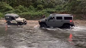 నదిలో చిక్కుకున్న 'హమ్మర్ హెచ్2' ను బయటకు లాగిన పాత మహీంద్రా జీప్.. వైరల్ అవుతున్న వీడియో