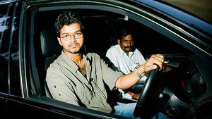 హీరో 'విజయ్'కి ఫైన్ వేసిన చెన్నై పోలీసులు.. కారణం ఇదే