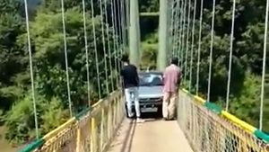 గుజరాత్ సంఘటన మరవకముందే.. మరో వేలాడే బ్రిడ్జిపైకి ఎక్కిన కారు: వీడియో వైరల్