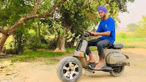 స్టీరింగ్ వీల్ కలిగిన మోడిఫైడ్ స్కూటర్: ఇది సృజనాత్మకత అవునో, కాదో.. మీరే చెప్పాలి