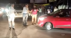 హైదరాబాద్‌లో ట్రాఫిక్ క్లియర్ చేసిన ఫెమస్ ప్రొడ్యూసర్.. సోషల్ మీడియాలో ప్రశంసల వర్షం