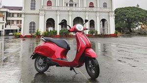 Bajaj E-Scooter: ఒక్కసారి ఛార్చ్ చేస్తే 108 కిలోమీటర్ల ప్రయాణం.. 