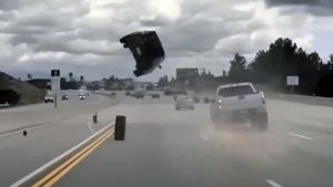 Live Accident Video: టైరు ఊడి వచ్చింది.. మరో కారు గాల్లోకి ఎగిరింది.. సినిమా సీన్ రిపీట్