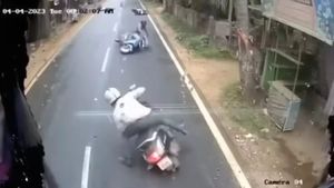 Video: పాపం.. తడి రోడ్డుపై జారిపడ్డ బైకర్లు.. బస్సు కెమెరాలో రికార్డైనా దృశ్యాలు