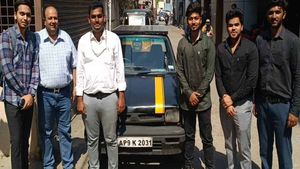 Solar Car పనికి రాని కారుని సోలార్ శక్తితో నడిపించిన విద్యార్థులు..