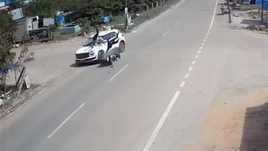 Car accident స్కూటర్‌పైకి దూసుకెళ్లిన కారు.. సీసీ ఫుటేజ్‌ వైరల్‌.. ఇక్కడ తప్పెవరిది?