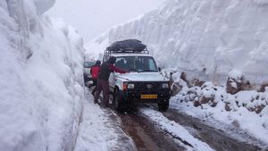 Driving Tips మంచు రోడ్లపై డ్రైవింగ్‌ చేస్తున్నారా.. ఈ జాగ్రత్తలు తప్పనిసరి..!