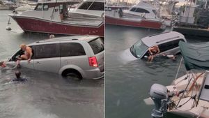GPS జీపీఎస్‌ లొకేషన్‌తో నేరుగా సముద్రంలో దూసుకెళ్లిన కారు.. కాపాడిన టూరిస్టులు.. వైరల్ అవుతున్న వీడియో..!!