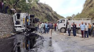 Truck Falls on Car టర్నింగ్‌లో ట్రక్కు బీభత్సం.. కారు నుజ్జునుజ్జు.. వీడియో వైరల్‌