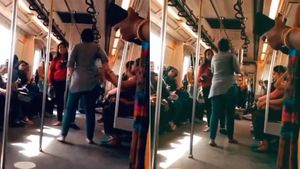 Video Viral ఢిల్లీ మెట్రో మరో వీడియో వైరల్‌.. ఈసారి ఇద్దరు మహిళలు..!!
