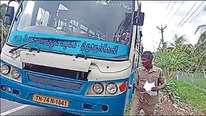 బస్సు బ్రేకులు పడకపోవడంతో విసిగిన డ్రైవర్‌.. ఏకంగా ఆర్టీవో కార్యాలయానికి తీసుకెళ్లి..