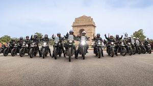 కార్గిల్‌ అమరవీరులకు ఘన నివాళి.. ఏకంగా 3,620 కి.మీ బైక్ రైడ్‌!!