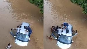 నడుము లోతు వరదలో కారులో చిక్కుకుపోయిన కుటుంబం.. వాళ్లే లేకపోతే.. వీడియో వైరల్‌