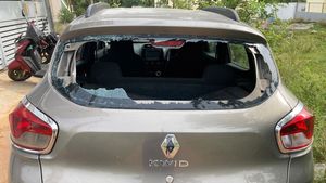 అర్ధరాత్రి సైంటిస్ట్‌పై దాడి.. కత్తులతో వెంబడించి కారు అద్దాలు పగలగొట్టిన దుండగులు..