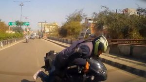 కారును ఢీకొట్టిన పల్సర్‌ బైక్‌ రైడర్‌.. డ్యాష్‌బోర్డు కెమెరా వీడియో వైరల్‌