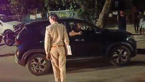 తప్ప తాగి పోలీసులపై చేయి చేసుకున్న మహిళ.. రోడ్డుపై పూనకాలతో హల్చల్, వైరల్ గా మారిన వీడియో