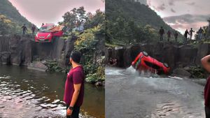 12 అడుగుల ఎత్తుపై నుంచి నీళ్లలోకి పడిపోయిన కారు.. హ్యాండ్‌ బ్రేక్‌ ఫెయిల్‌ అవ్వడమే కారణమా.?