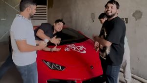 ఖరీదైన లగ్జరీ కారుపై జై శ్రీరామ్‌ స్టిక్కర్‌.. ప్రపంచంలో తొలి కారు ఇదే..?