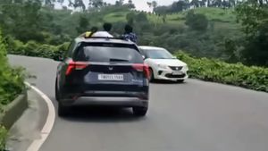 సన్‌రూఫ్ నుంచి ఇద్దరు, విండో సీట్ నుంచి ఒకరు.. ఘాట్ రోడ్డుపై ప్రమాదకరంగా ప్రయాణం.. వీడియో వైరల్