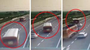 Video Viral RTC బస్సు డ్రైవర్‌కు గుండెపోటు.. రోడ్డు డివైడర్‌ను ఢీకొట్టి 15 అడుగుల కిందకు పడిన బస్సు