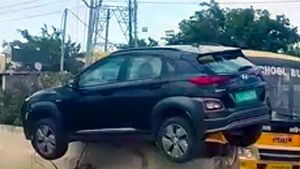 రోడ్డు డివైడర్‌పైకి ఎక్కిన హ్యుందాయ్‌ Kona EV .. నెటిజన్ల కామెంట్లు వైరల్‌!