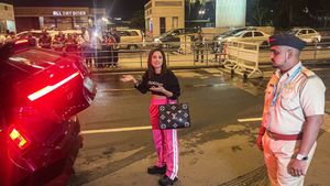 BMW iX SUVలో ఎయిర్‌పోర్టుకు బాలీవుడ్‌ నటి.. వైరల్‌ అవుతున్న ఫన్నీ సంఘటన..!