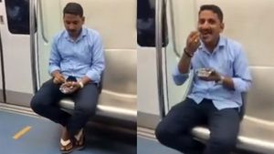 మెట్రోలో మంచూరియా తింటూ వీడియో షేర్‌ చేసిన ప్రయాణికుడు.. ఝలక్‌ ఇచ్చిన అధికారులు